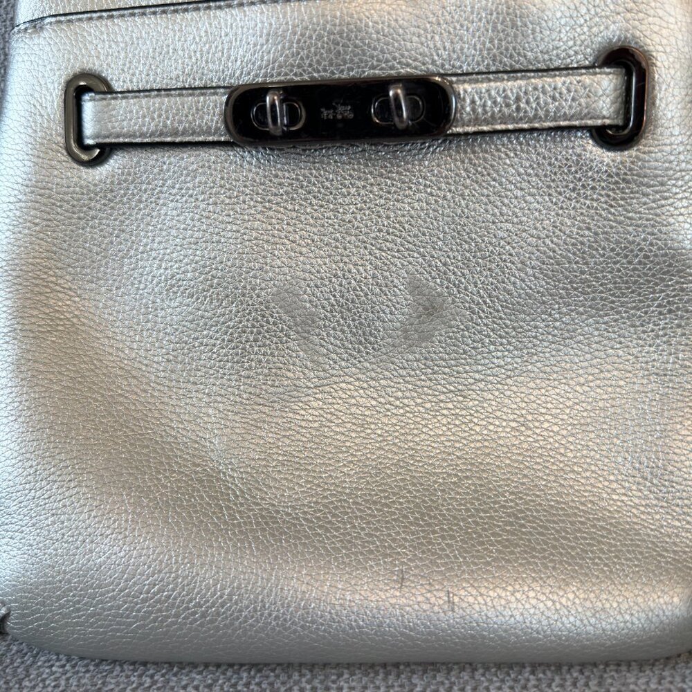 πβ¨ Coach Metallic Silver Pebbled Leather Crossbody Bag β¨π - Picture 7 of 10